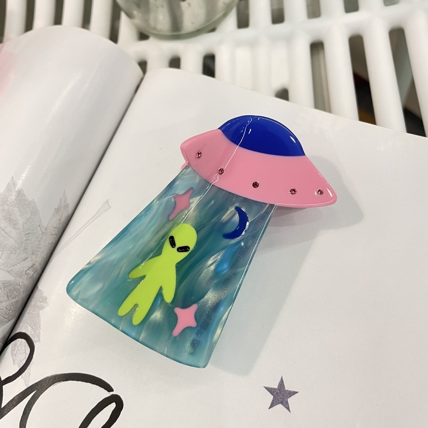 🛸 Alien Acetate Hair Claw – Strength in the Stars