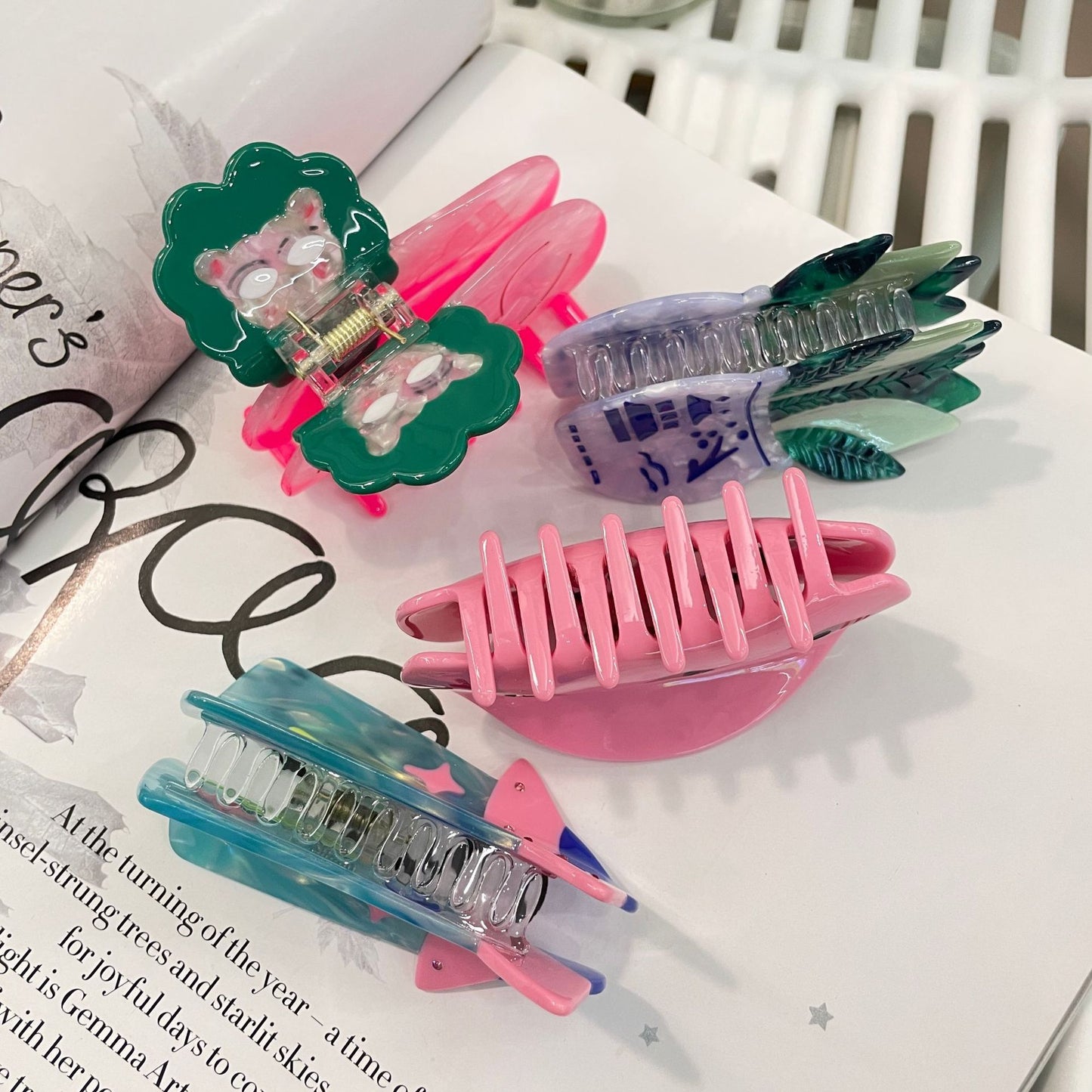 🛸 Alien Acetate Hair Claw – Strength in the Stars