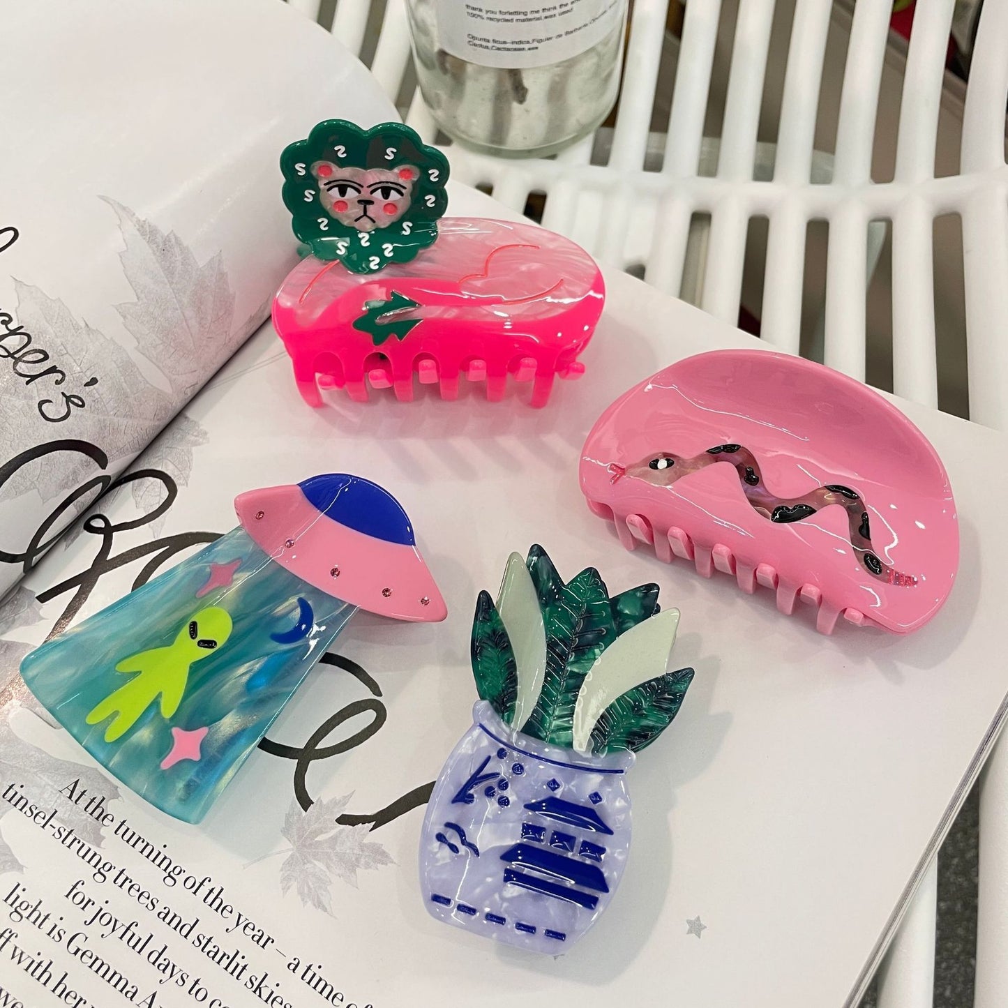 🛸 Alien Acetate Hair Claw – Strength in the Stars